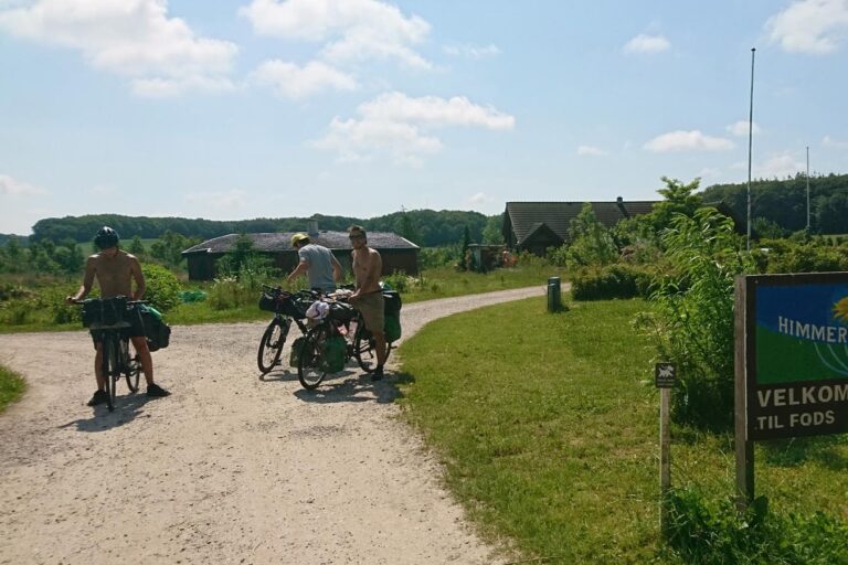 Cyklende gæster fra Frankrig overnatter i Himmerlandsbyen