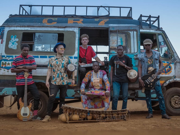 Maliske og danske musikere mødes, og sød bobo opstår. Faratuben giver vitalt og moderne bud på den dansable vestafrikanske bobo-musik.