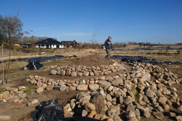 Kristian i gang med at bygge urtespiralen i Sansebedet, Himmelhaven marts 2022