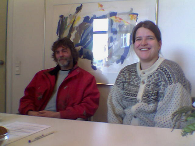 Caba og Anne hos advokat for at skrive under på skødet Himmerlandsbyens nyerhvervede matrikel 16. dec. 2005.